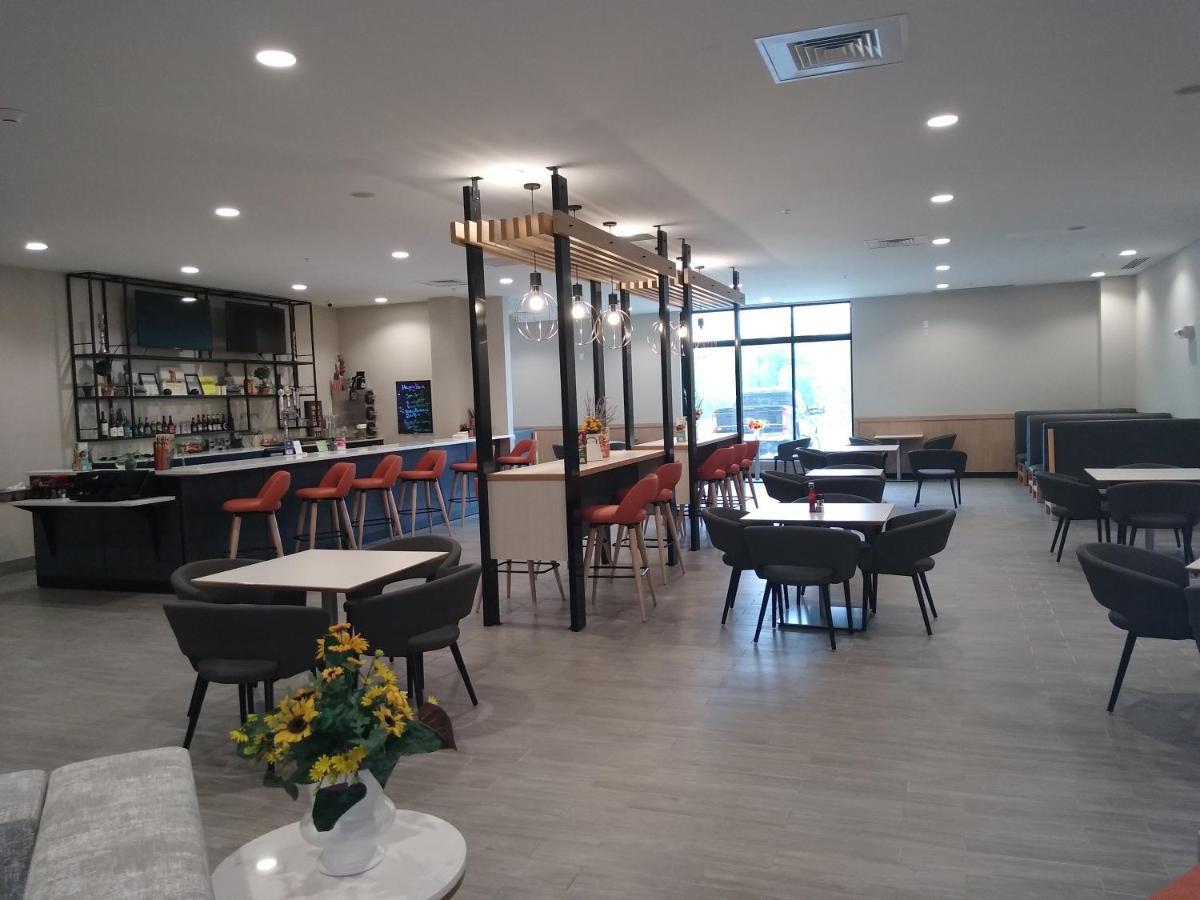 Holiday Inn - Kansas City - Northeast By Ihg Exteriör bild